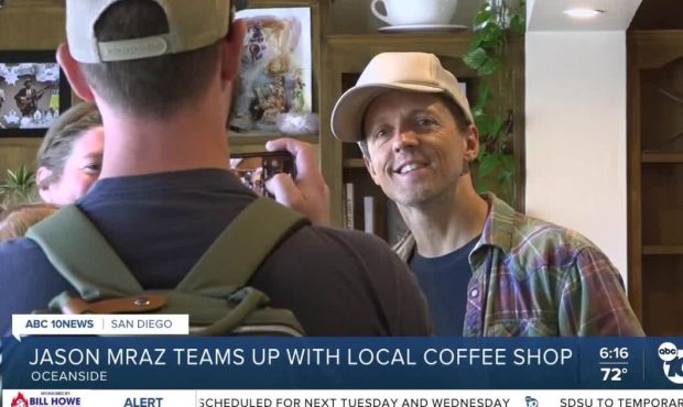 جیسون ماز برنده گرمی با قدیمی ترین کافی شاپ Oceanside شرکا می کند جیسون ماز برنده گرمی با قدیمی ترین کافی شاپ Oceanside شرکا می کند