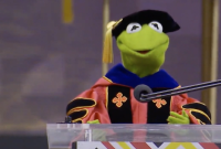 کرمیت قورباغه با فارغ التحصیلان مریلند در مورد جهش به زندگی واقعی صحبت می کند