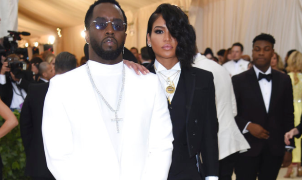 کاسی می گوید که ددی به دلیل لبخند زدن به روش اشتباه در طول شهادت به او ضربه می زند