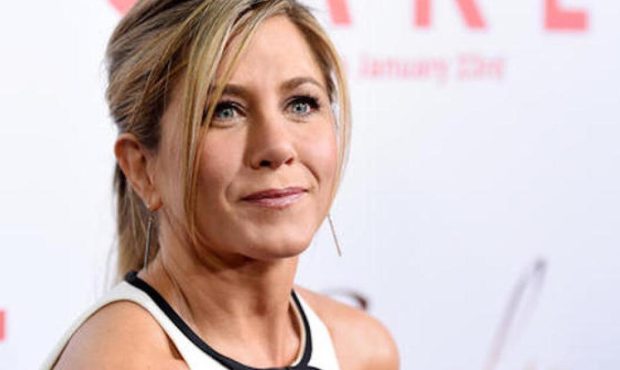 مردی که پس از سوار شدن به ماشین به دروازه جلوی خانه LA Jennifer Aniston دستگیر شد