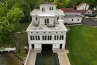 عمارت تاریخی “Capone Home” با اتاق های مخفی که با قیمت ۴.۴۹ میلیون دلار ذکر شده است عمارت تاریخی “Capone Home” با اتاق های مخفی که با قیمت ۴.۴۹ میلیون دلار ذکر شده است